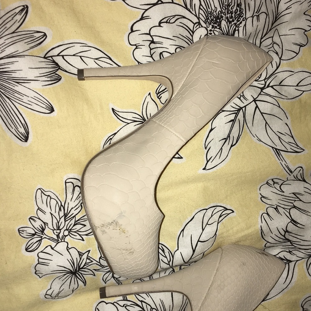 HEELS - Picture 2 of 3